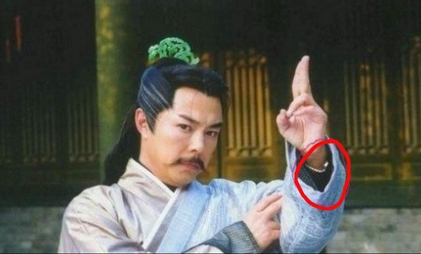 Nhiều lớp áo cổ trang cũng không đủ để che đi phụ kiện đồng hồ đeo tay hiện đại của Dương Tiêu (Trương Thiết Lâm) trong Ỷ Thiên Đồ Long Ký 2003.
