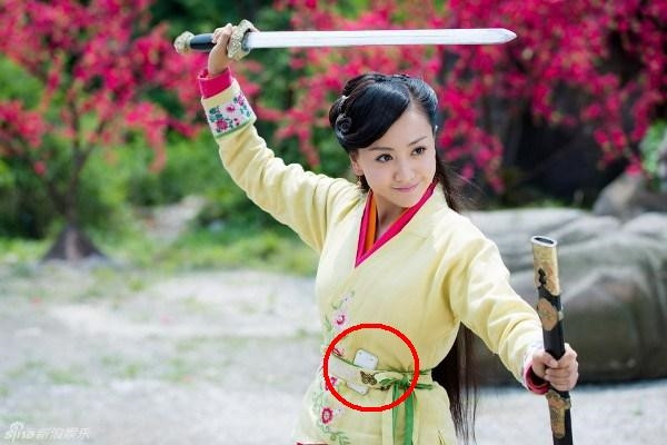 Phân cảnh múa kiếm sẽ đẹp và hoàn hảo nếu như Nhạc Linh San trong Tân Tiếu Ngạo Giang Hồ 2012 không giấu hẳn điện thoại vào thắt lưng như thế này.