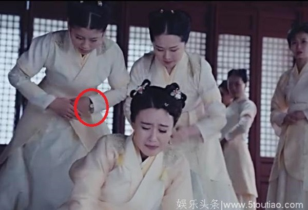 Cung nữ trong Cẩm Tú Vị Ương vô tình để lộ chiếc đồng hồ đeo tay khá sang trọng khi đang phục vụ chủ nhân.
