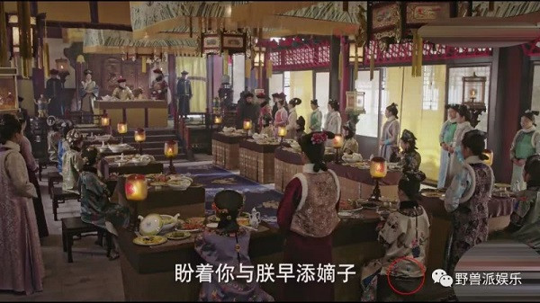 Một vị nương nương trong "Hậu Cung Như Ý Truyện" cũng khiến bộ phim đình đám dính “hạt sạn” khổng lồ khi điện thoại giấu đằng sau lưng.