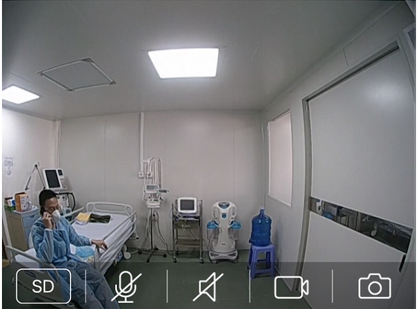 Để các bác sĩ dễ dàng theo dõi tình hình bệnh nhân, phòng cách ly áp lực âm có hệ thống monitor kết nối ra bên ngoài với thông số về nồng độ oxy, nhịp thở, nhịp tim... của bệnh nhân, thậm chí trang bị cả bộ đàm.