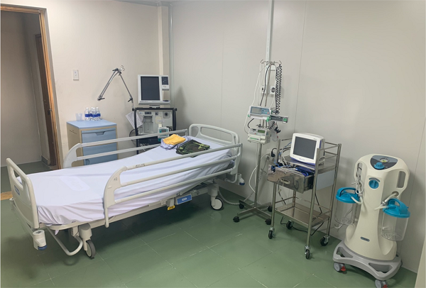 Bên trong phòng thường có đầy đủ tiện nghi, bao gồm cả nhà vệ sinh. Bản thân nhà vệ sinh trong phòng áp lực âm cũng là một phòng áp lực âm khác, đảm bảo các mầm bệnh sẽ không phát tán ngược trở ra phòng bệnh.
