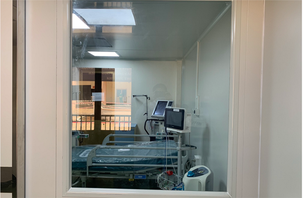 Phòng cách ly áp lực âm ở Việt Nam được xây dựng trong khu điều trị ca bệnh nặng, nguy cơ lây nhiễm rất cao tại các bệnh viện. Phòng này có thể sử dụng để cách ly những bệnh nhân lao, sởi, thủy đậu, cúm, SARS, Ebola và hiện tại là Covid-19.