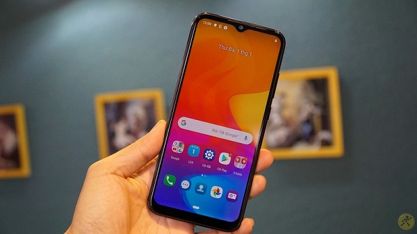 Điểm cộng đầu tiên của Joy 3 so với dòng điện thoại ở phân khúc giá rẻ là ở thiết kế khá “sang chảnh”, có yếu tố thẩm mĩ nhưng vẫn đảm bảo hiệu năng sử dụng. Màn hình HD+ khá lớn, kích thước 6.52 inchs dạng “giọt nước” đem đến chất lượng phim ảnh giải trí tốt hơn, cùng mặt lưng nhựa bóng có thể chuyển sắc khi nghiêng các góc độ ánh sáng khác nhau. Ảnh: tgdd