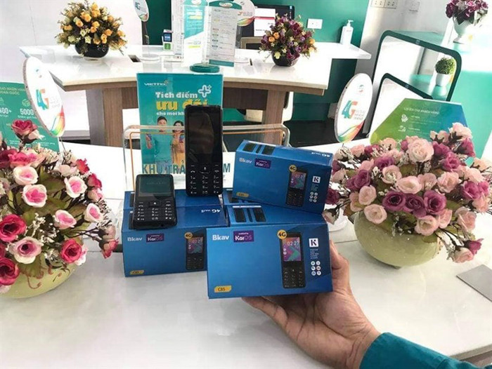 BKAV C85 mang thiết kế dạng thanh với phím điều hướng và bàn phím T9 truyền thống. Một điểm nổi bật của C85 so với những điện thoại cơ bản khác là sự có mặt của phím bấm kích hoạt trợ lý ảo bằng giọng nói ở chính giữa.