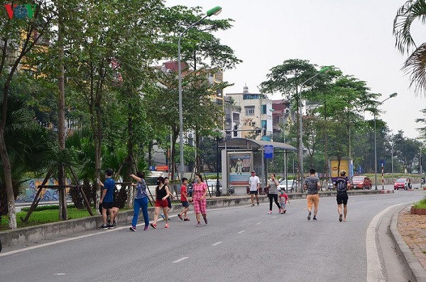 Người dân xung quanh khu vực này đã tận dụng đoạn đường này thành khu vực chạy bộ, tập thể dục đông đúc ngay trong những ngày cách ly xã hội.