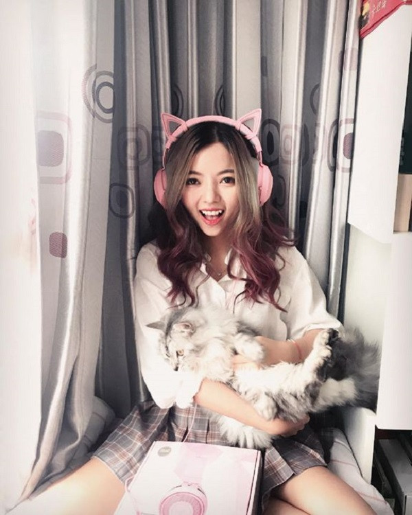 Thật là thiếu sót nếu nhắc đến top nữ streamer LMHT xinh đẹp, tài năng mà không nhắc đến Ohsusu (Ngô Quý). Khác với vẻ dễ thương, nhí nhảnh của nhiều streamer hiện nay, Ohsusu nổi tiếng với lối nói chuyện lạnh lùng, nghiêm túc nhưng vẫn rất cuốn hút.