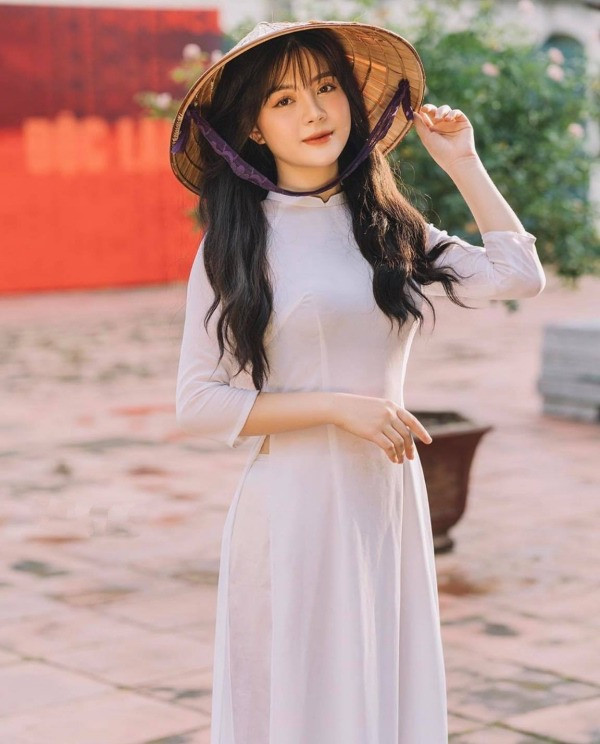 Xuất hiện trong bộ áo dài trắng tinh khôi, cùng với mái tóc xõa dài uốn xoăn nhẹ, nữ streamer mới nổi Trang Banana đã làm xiêu lòng hết thảy mọi người đối diện.