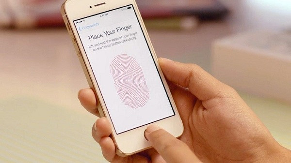Có nhiều nguyên nhân khiến iPhone bị lỗi vân tay. Có thể trong quá trình sử dụng, bạn làm rơi điện thoại, điện thoại bị ngấm nước hoặc để một vật nặng tì lên trên phím Home làm hỏng bộ phận cảm biến dẫn đến tình trạng máy không thể nhận diện vân tay.