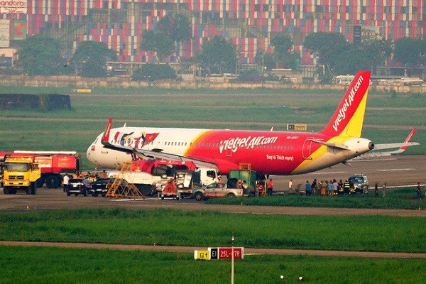 Xe lai dắt sau đó đưa máy bay trở lại sân đỗ.