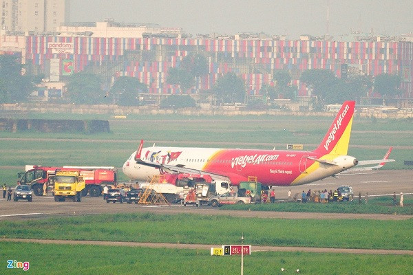 Lực lượng cứu hộ và các đơn vị liên quan ở sân bay Tân Sơn Nhất đã tham gia ''giải cứu'' máy bay bị trượt khỏi đường băng suốt từ chiều 14/6 đến sáng nay.