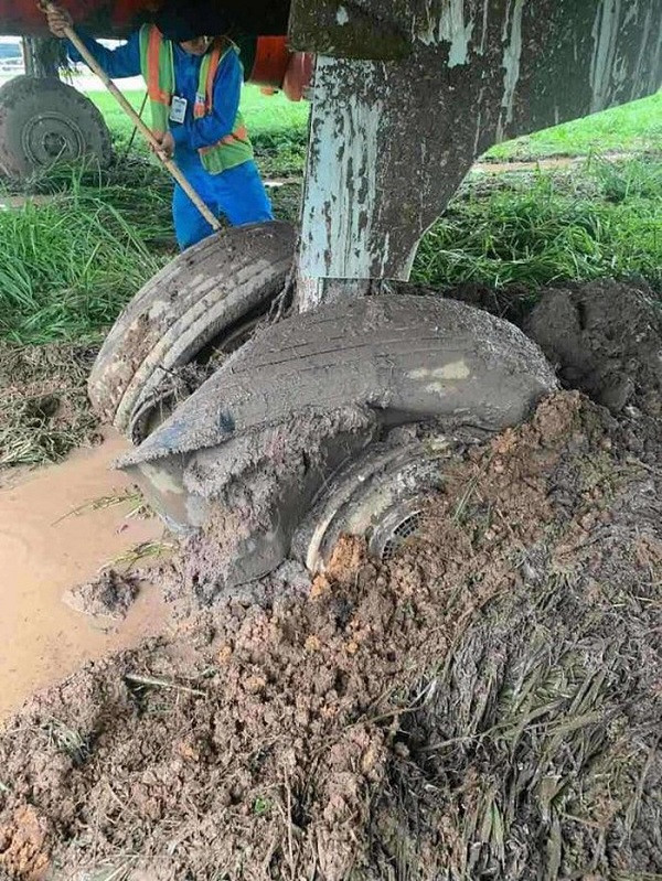 Sự cố khiến sân bay Tân Sơn Nhất phải tạm ngưng hoạt động trong chiều 14.6 khiến hàng loạt chuyến bay bị ảnh hưởng, hành khách có chuyến bay đi/đến sân bay Tân Sơn Nhất phải chờ suốt nhiều giờ liền. Hiện, tổ công tác của Cục Hàng không Việt Nam đã có mặt ở TP.HCM để điều tra sự cố máy bay của VietJet lăn lệch đường băng sau khi hạ cánh. Máy bay lệch đường băng sân bay Tân Sơn Nhất: Vietjet nói gì? | VTC Now