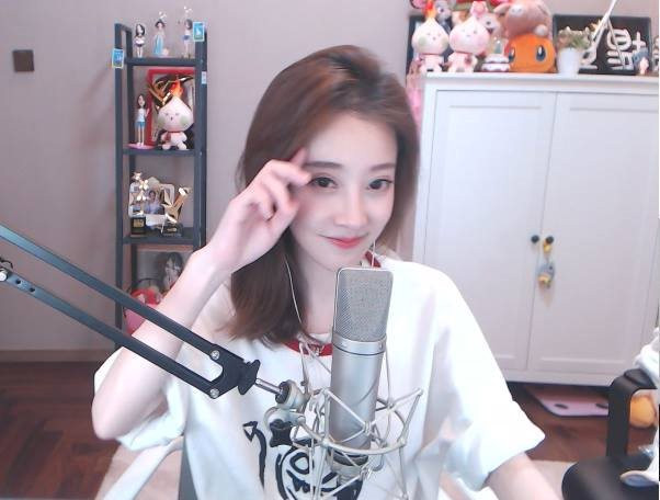 Dù chỉ gia nhập vào làng game và trở thành streamer chưa lâu, thế nhưng Phùng Đề Mạc đã sở hữu lượng fan đông đảo chẳng kém gì các ca sĩ hạng A tại Trung Quốc.