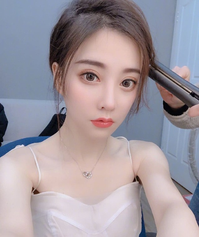 Nữ streamer toàn năng này có nick name là Feng Timo (Phùng Đề Mạc) tên thật là Phùng Á Nam, sinh ra tại Trùng Khánh, Trung Quốc. Ngoài là hot girl mạng số một, cô nàng còn được biết tới như một nữ streamer có thu nhập cao ngất ngưởng.