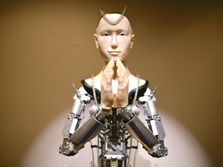 Mindar là một robot được tích hợp AI, có kích thước bằng người thật, được phát triển bởi nhà chế tạo robot Hiroshi Ishiguro của Đại học Osaka. Chi phí sản xuất của con robot này lên tới gần 1 triệu USD.