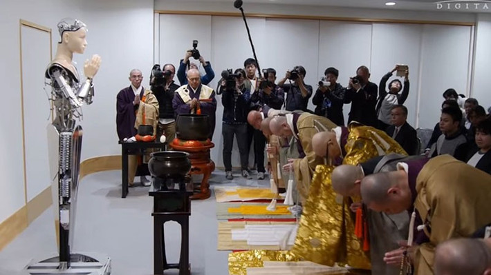 Tuy nhiên, bên cạn những lời khen, nhiều du khách nước ngoài cho rằng robot không được thật. Nhà sư Goto nói rằng có thể ảnh hưởng từ tôn giáo khác khiến khách phương Tây so sánh Mindar với quái vật Frankenstein. Ông khẳng định người Nhật không có định kiến như vậy với robot bởi từ lâu họ đã xem robot như một người bạn.