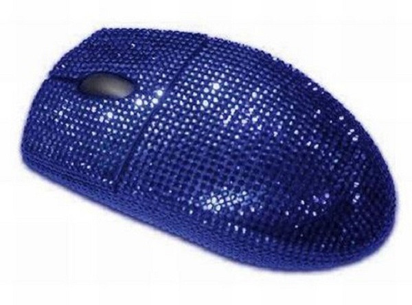 Là một trong số những con chuột máy tính đắt giá nhất hành tinh, MJ Blue Sapphire được bao bọc xung quanh bằng đá Sapphire xanh vô cùng cuốn hút và quý phái. Bỏ ra số tiền khoảng 27.940 USD bạn sẽ được nhận chú chuột được đựng trong hộp làm bằng vàng đen sang trọng.