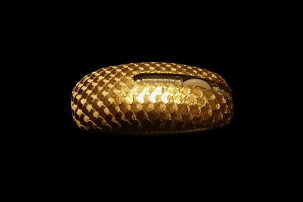 Chuột MJ Python được làm hoàn toàn từ da trăn kết hợp với vàng nguyên chất, sản phẩm của hãng phim MJ. Giá của chuột siêu sang trọng này được ước tính là 17.840 USD.