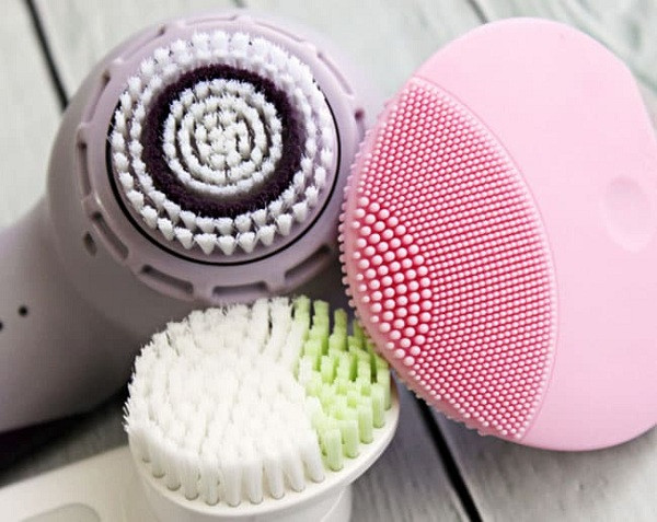 Các sản phẩm vệ sinh cá nhân như bàn chải điện, tông đơ điện hay máy rửa mặt,...dù người sở hữu có chưa từng sử dụng qua nhưng việc bóc, lấy sản phẩm ra khỏi hộp niêm phong vô tình khiến chúng bị vi khuẩn xâm nhập.