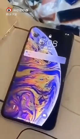Ở mặt trước, phiên bản iPhone 12 Pro trong video cũng không có nhiều thay đổi so với dòng iPhone 11 Pro. Tuy nhiên, viền màn hình ở bốn cạnh khá dày.