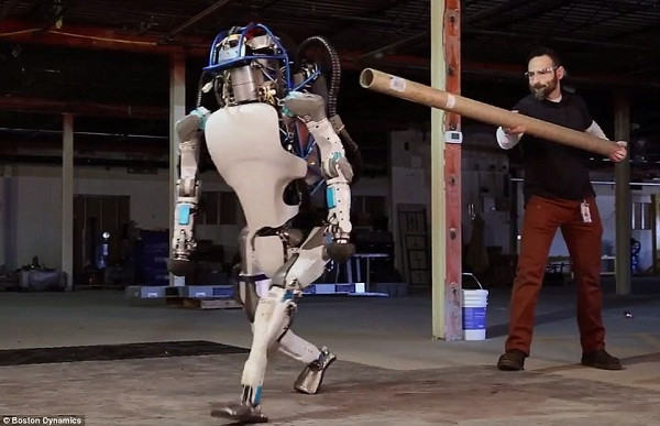 Robot Atlas là sản phẩm của Cơ quan dự án phòng thủ tiên tiến (DARPA) chế tạo. Ở chế độ tự động, robot này có thể vượt qua nhiều chướng ngại vật khác nhau như chạy nhảy, tự vệ,... xem chừng còn có thể thay thế con người trong tương lai.