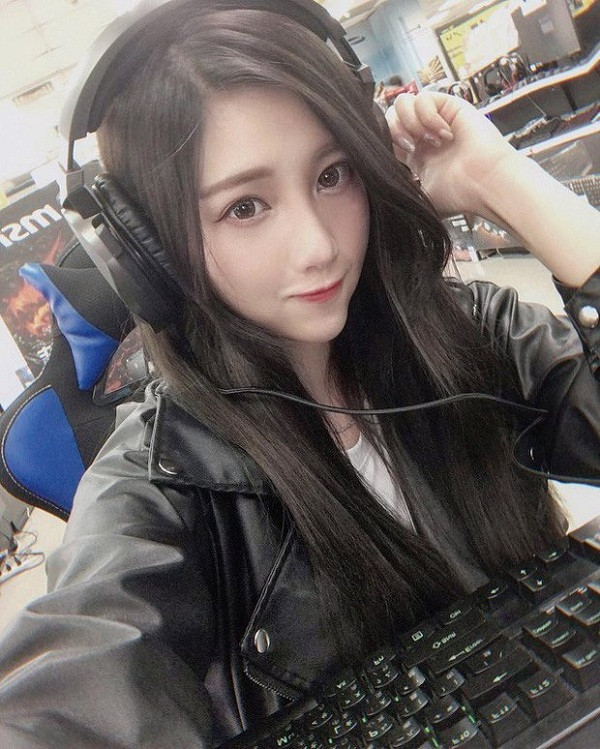 Sở hữu gương mặt xinh xắn, dễ thương và thân hình gợi cảm, có lẽ chẳng cần phải biết chơi game thì Angji cũng dễ dàng trở thành một hot girl có tiếng.