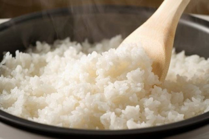 Là một thiết bị gia đình nào cũng có ít nhất 1 đến 2 cái. Có rất nhiều bà nội trợ vì không có thời gian nên thường cắm nồi cơm rất sớm. Điều này tưởng chừng đơn giản nhưng lại rất hao tốn điện năng. Thời gian cắm điện kéo dài càng lâu thì điện năng để hâm nóng cơm càng tăng. Dễ gây lãng phí điện năng.