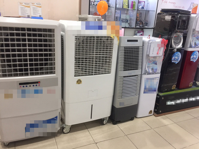 Vào những ngày nắng nóng mùa hè quạt lạnh (quạt điều hoà) được sử dụng rất nhiều. Thông thường một chiếc quạt lạnh sẽ có công suất khoảng từ 80W-200W. Đây là một công suất khá lớn. Thêm nữa, quạt lạnh không có khả năng tự ngắt như điều hòa chính vì vậy nếu bật quạt điện 6 giờ mỗi ngày thì lượng điện năng tiêu thụ sẽ vào khoảng 0.48 kWh-1.2 kWh.