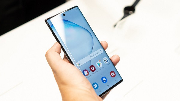 Tuy là dòng Note nhưng Samsung Galaxy Note 10 sở hữu màn hình vô cực 6,3 inch chuẩn điện ảnh Infinity-O, với thiết kế gọn gàng cùng bút S Pen thông minh. Hệ thống camera sau của Note 10 bao gồm 3 ống kính camera chuyên nghiệp, nhưng chưa hẳn là chất lượng nhất trong các dòng smartphone.