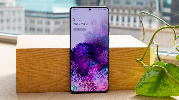 Máy cũng được trang bị chip Exynos 990 hoặc Snapdragon 865 với bộ nhớ trong 128 GB và RAM 8GB. Tại Việt Nam, đầu tháng 4, giá của Galaxy S20 và S20+ còn lần lượt 19,3 và 20,8 triệu đồng.