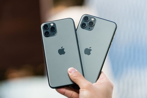 iPhone 11 Pro/ Pro Max được đánh giá cao hơn nhiều ở cả khả năng chụp hình lẫn quay video với bộ 3 camera chất lượng. Máy lấy nét bao quát chính xác trong hầu hết tình huống, màu sắc sống động và dễ chịu và dung lượng pin được tăng lên 3.969 mAh.