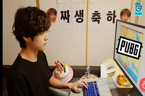 V của BTS từng rủ ARMY chơi tựa game bắn súng đình đám PUBG trên di động khi đang phát trực tuyến trên mạng xã hội Weverse. Với lối chơi khác lạ, ngay từ khi phát hành cho đến hiện PUBG vẫn là tựa game yêu thích của BTS và các game thủ thế giới.