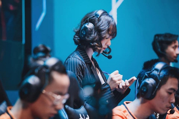 Hằng Baby bắt đầu công việc tại Team Flash Liên Quân Mobile từ tháng 6/2019, thời điểm đội tuyển đang thi đấu rất căng thẳng tại ĐTDV mùa Đông 2019. Nữ streamer bấy giờ đã gây ấn tượng khi sở hữu nhan sắc nhẹ nhàng, thanh thoát, nhiều người nhận xét cô có nét ''tây tây'' rất cuốn hút.
