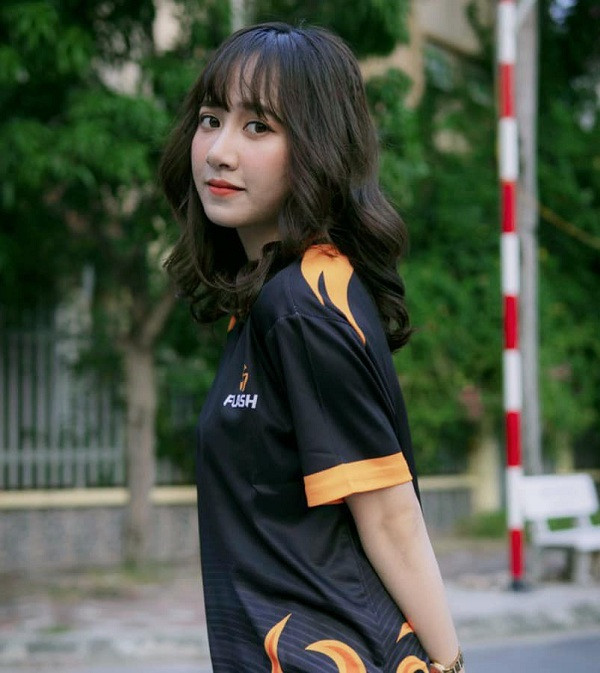 Ít ai biết rằng trước khi lấn sân sang Liên Quân Mobile, Hằng Đàm từng là một trong những nữ game thủ LMHT khá cừ.