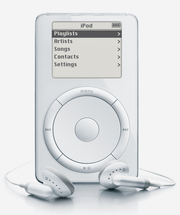 Thế hệ iPod đầu tiên được ra mắt nào năm 2001 chỉ có chức năng chứa và phát các bài nhạc. Bên cạnh đó, iPod đời đầu cũng không có loa ngoài, chỉ có thể dùng tai nghe, còn màn hình thì đơn sắc và không có chức năng cảm ứng. iPod đời đầu tiên cũng không thể kết nối Internet, không có iTunes (vì năm 2003 Apple mới ra mắt iTunes) nên người dùng chỉ có thể cắm dây cáp vào máy tính để chép nhạc.