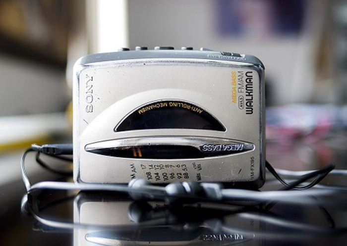 Máy nghe nhạc chạy băng CD/cát xét. Máy nghe nhạc, nổi tiếng với tên «Walkman» của Sony năm 1979, là thiết bị điện tử cầm tay để nghe nhạc qua băng cát xét hoặc đĩa CD. Ngày nay, máy nghe nhạc chạy băng CD/cát xét không được sử dụng nữa thay vào đó là máy nghe nhạc MP3 và các ứng dụng dành riêng cho âm nhạc trên điện thoại thông minh.