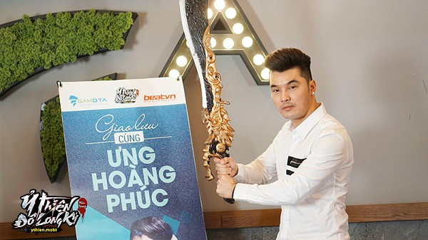 Ưng Hoàng Phúc mê game đến mức được fan ưu ái gọi là game thủ tay ngang. Anh thường xuyên thể hiện đam mê với những tựa game đồ họa kiếm hiệp đình đám một thời.