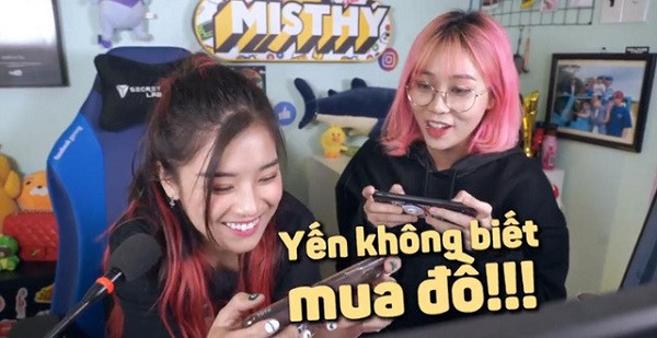 Trong một dịp xuất hiện trên kênh của Misthy, Hoàng Yến đã trổ tài chơi đường giữa khi cầm trong tay tướng tủ Điêu Thuyền. Dù không quá xuất sắc nhưng nữ ca sĩ vẫn có được KDA ổn định khi dual cùng cô bạn thân là streamer tài năng.