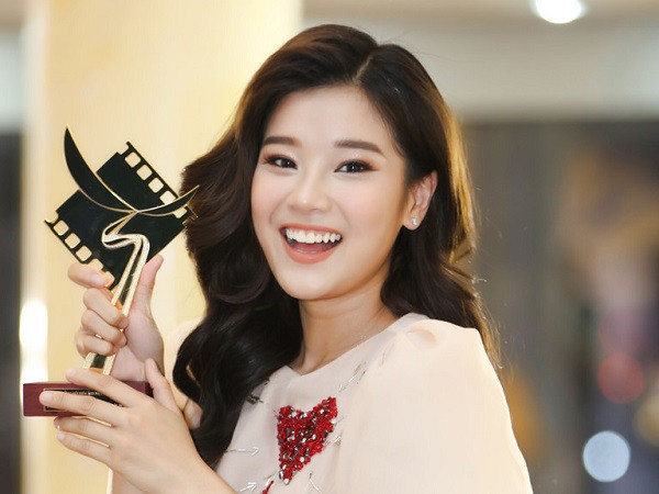 Gây ấn tượng với người hâm mộ nhờ giọng hát ngọt ngào cao vút, thành công khi thử sức sang lĩnh vực điện ảnh, cô nàng Hoàng Yến Chibi đằng sau ánh đèn sân khấu lại là người khá mê game.