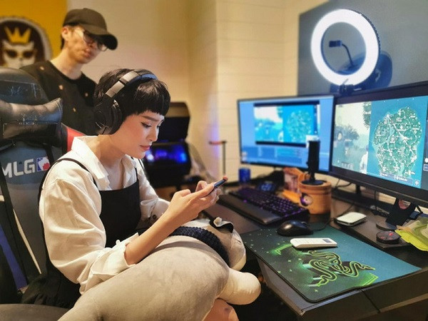Nữ ca sĩ xinh đẹp Hiền Hồ từng "làm mưa làm gió" cộng đồng game thủ khi xuất hiện trên video game của streamer đình đám ViruSs. Không ít lần Hiền Hồ khiến nam streamer cảm thấy thú vị trước kỹ năng, cách xử lý tình huống khi gặp kẻ địch trong game của mình.