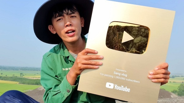 Thời gian vừa qua, ngoài những cái tên “hot” như Bà Tân Vlog, Quỳnh Trần JP, 1977 Vlog,… người xem cũng chú ý đến Sang Vlog – người được mệnh danh là '' YouTuber nghèo nhất Việt Nam''. Chàng vlogger sinh năm 1995 nổi tiếng với những video ẩm thực miền quê, thử thách 24 giờ,...