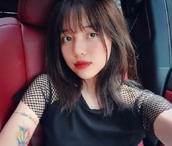 Một số người bày tỏ sự hoài nghi về độ chân thực của bức ảnh, cho rằng có thể đây là một phân cảnh trong video sắp tới của Linh Ngọc Đàm. Trong khi số khác tỏ vẻ thất vọng về nữ idol của giới trẻ, hình tượng trong mơ của biết bao game thủ.