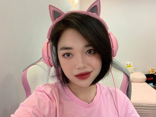 Linh Ngọc Đàm sinh năm 1996, cô bắt đầu chơi game Liên Minh Huyền Thoại (LOL) từ năm 2014 và sự nghiệp của cô nàng cho đến hiện tại khá phát triển.