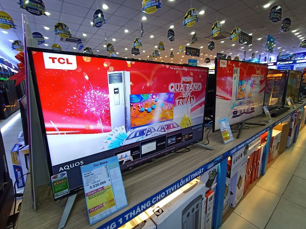 Với các thương hiệu nằm ngoài top đầu như Skyworth, TCL, Panasonic, các dòng của Sharp, LG, Samsung đắt hơn khoảng 1-2 triệu đồng.