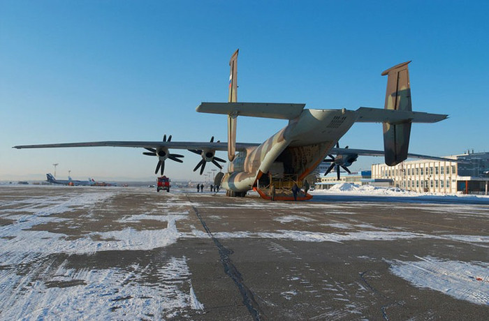 An-22 thiết kế tuân theo truyền thống với cánh đặt cao tăng không gian chở hàng lên tới 33m chiều dài.