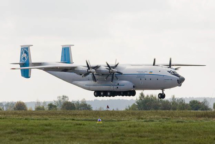 An-22 có tải trọng lên tới 80 tấn cho phép chứa kiện hàng cỡ lớn.