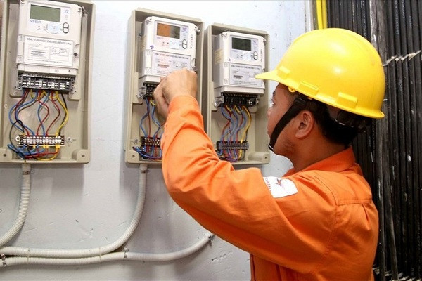 Thời gian này Thủ đô Hà Nội cũng như các tỉnh khu vực Bắc Bộ và Bắc Trung Bộ đang bước vào đợt nắng nóng đỉnh điểm, khiến cho nhu cầu sử dụng điện năng tăng đột biến. Để hạn chế tình trạng hóa đơn tiền điện tăng ''sốc'' do mức sử dụng điện quá cao so với bình thường, việc sử dụng các thiết bị điện hợp lý và thông minh là rất quan trọng.