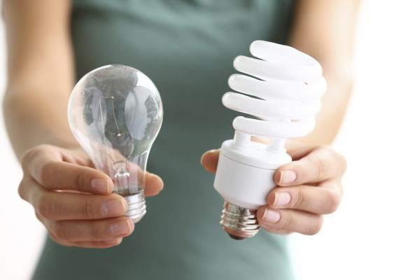 Đối với thiết bị chiếu sáng, hộ gia đình nên chọn đèn compact, đèn led và tận dụng ánh sáng tự nhiên.