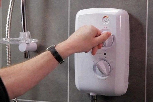 Trong trường hợp nhiều nhà vẫn sử dụng bình nước nóng vào mùa hè, người tiêu dùng nên mua bình nước nóng gián tiếp, bật trước khi tắm 10-15 phút hoặc sử dụng bình nước nóng năng lượng mặt trời.