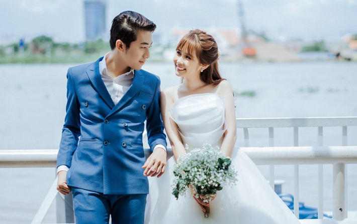 Cách đây hơn 1 năm, Mai Quỳnh Anh về chung một nhà với bạn trai Cris Phan. Quen nhau qua một dự án chung và sau 1 tháng tiếp xúc trò chuyện cả hai có nhiều thiện cảm và dần cảm mến nhau.